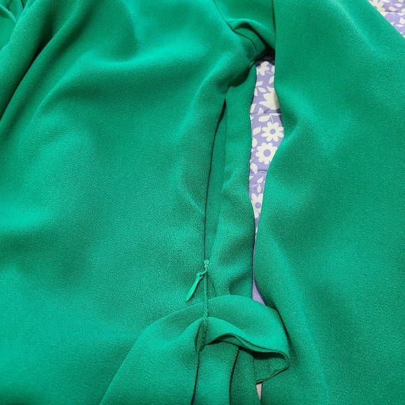 Emerald Green V neck Dress - Picture 5 of 6